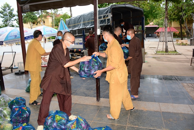 Chùa Hoằng Pháp: Tiếp tục hỗ trợ người dân khó khăn trong đại dịch Covid (đợt 8)